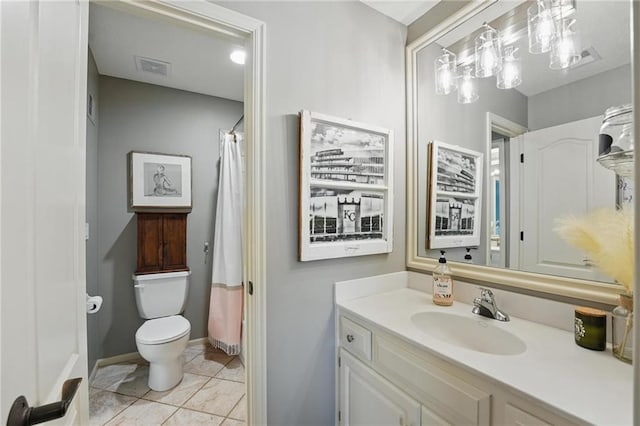 full bath featuring vanity, visible vents, curtained shower, toilet, and baseboards