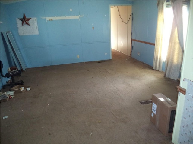 empty room featuring carpet floors