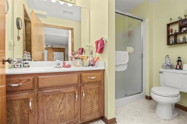 full bath featuring a shower stall, visible vents, toilet, vanity, and baseboards
