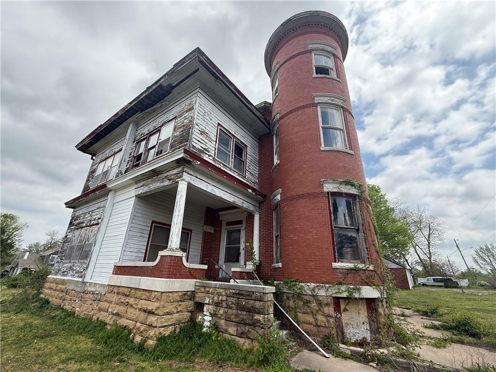 view of front of home with covered porch