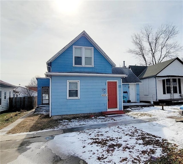 124 W 3rd Ave, Garnett, KS 66032 - bungalow-style house featuring fence