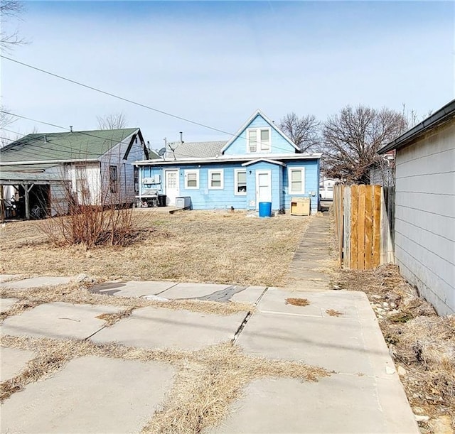 124 W 3rd Ave, Garnett, KS 66032 - view of front facade with fence