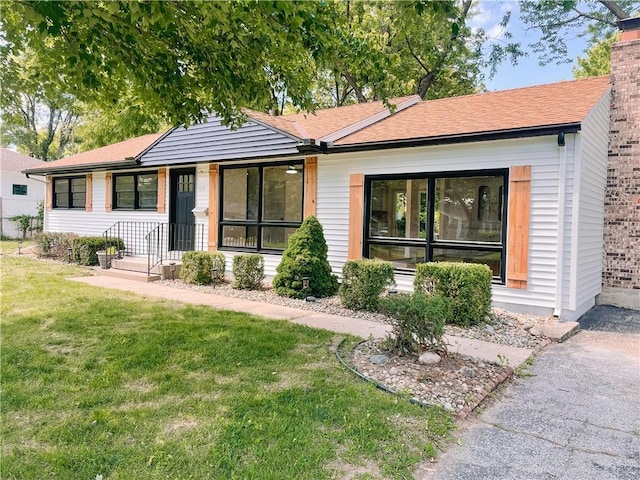 408 W 101st Ter, Kansas City, MO 64114 - ranch-style home featuring a shingled roof, a chimney, and a front yard