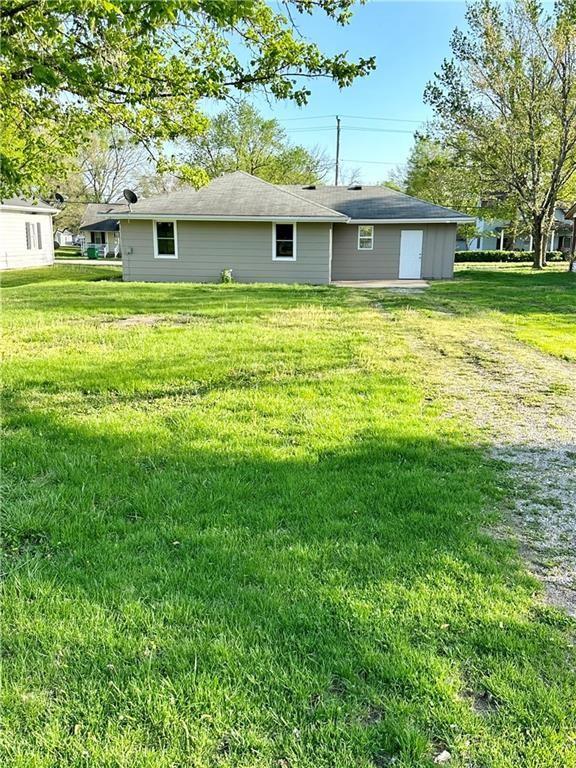 312 W Pine St, Butler, MO 64730 - back of property with a yard