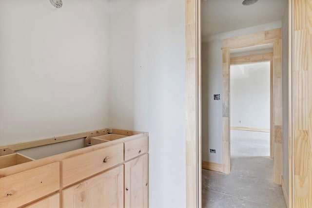 bathroom featuring unfinished concrete flooring