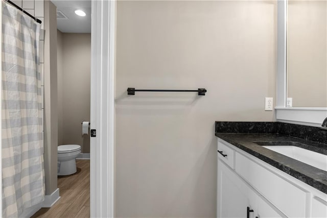 5566 Thousand Oaks Dr, Parkville, MO 64152 - full bath featuring visible vents, baseboards, toilet, wood finished floors, and vanity