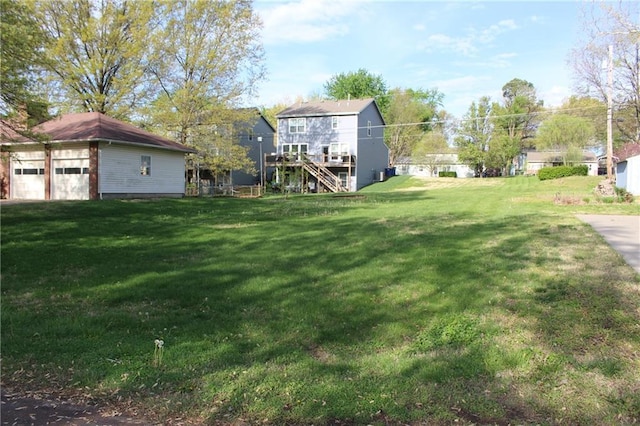 view of yard featuring a detached garage