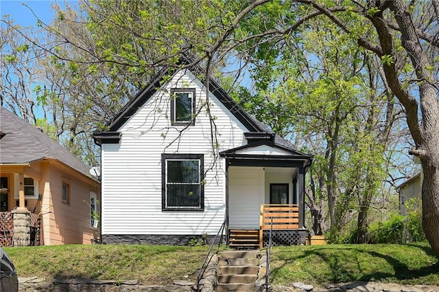 view of front of home with a front lawn