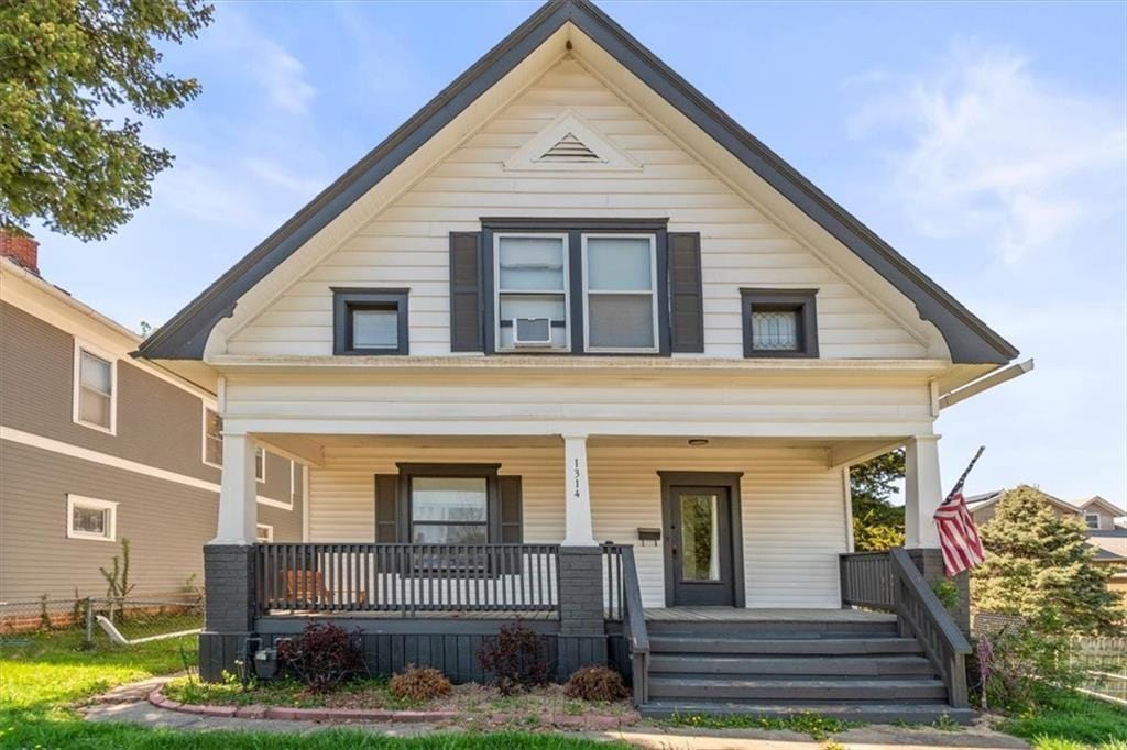 1314 S 25th St, Saint Joseph, MO 64507 - bungalow-style home featuring fence and covered porch