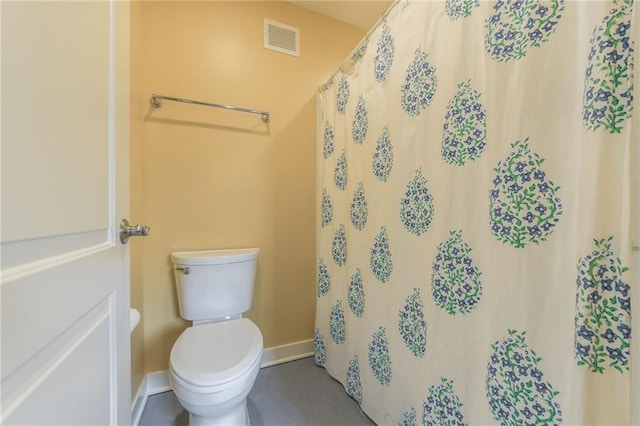 8725 Nebo Hills Rd, Liberty, MO 64068 - bathroom with baseboards, toilet, curtained shower, and visible vents