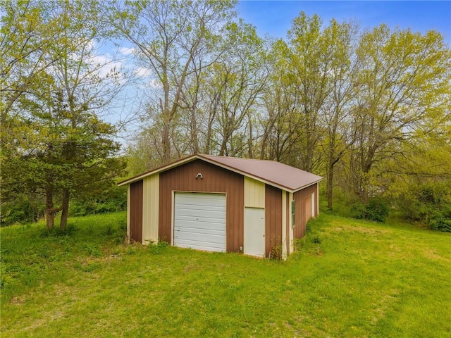 8725 Nebo Hills Rd, Liberty, MO 64068 - detached garage with driveway