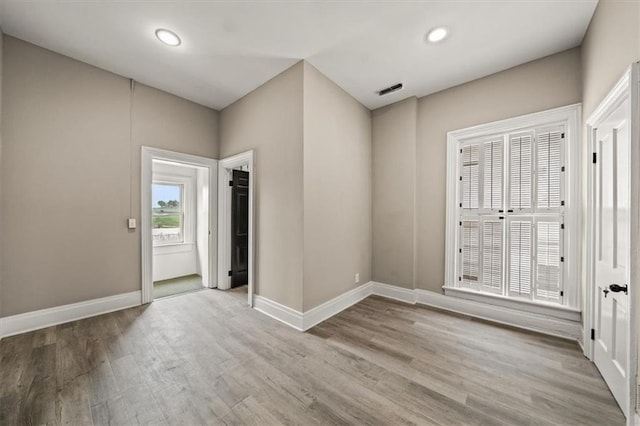 foyer entrance featuring baseboards, recessed lighting, wood finished floors, and visible vents