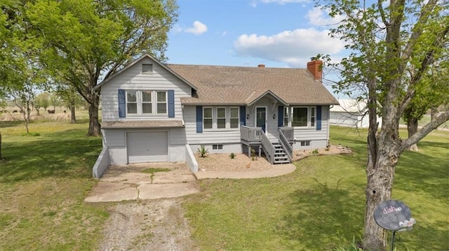 tri-level home featuring roof with shingles, a chimney, an attached garage, dirt driveway, and a front yard