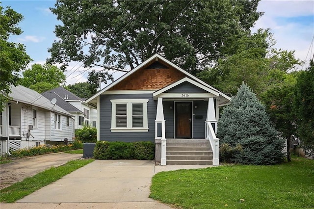 2616 W 47th Ter, Westwood, KS 66205 - bungalow with a porch and a front yard