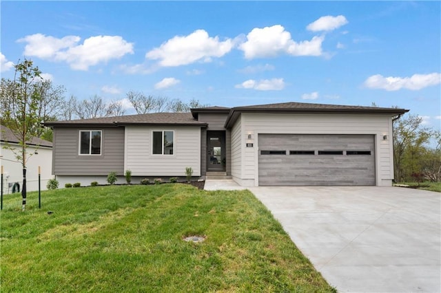 612 SE 21st St, Oak Grove, MO 64075 - prairie-style house featuring driveway, a front lawn, and an attached garage
