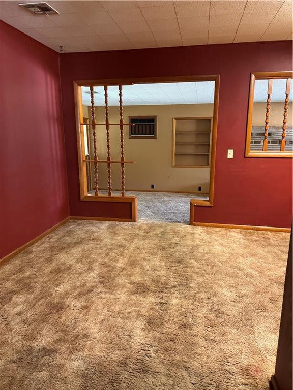 915 W 4th St, Chanute, KS 66720 - carpeted empty room with baseboards
