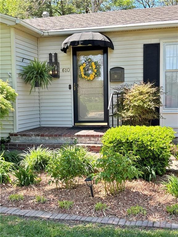 610 S Woodland St, Pittsburg, KS 66762 - doorway to property with roof with shingles