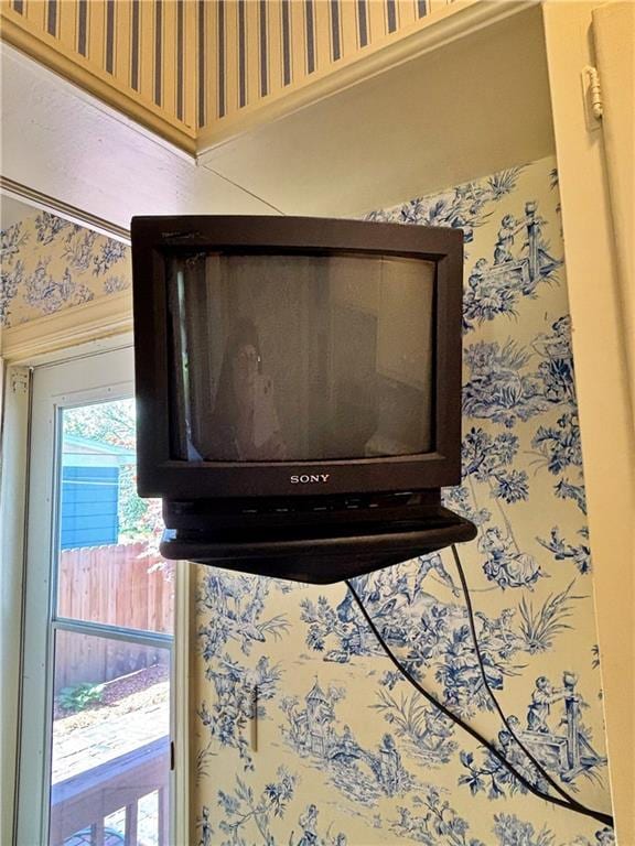 610 S Woodland St, Pittsburg, KS 66762 - detailed view of wallpapered walls