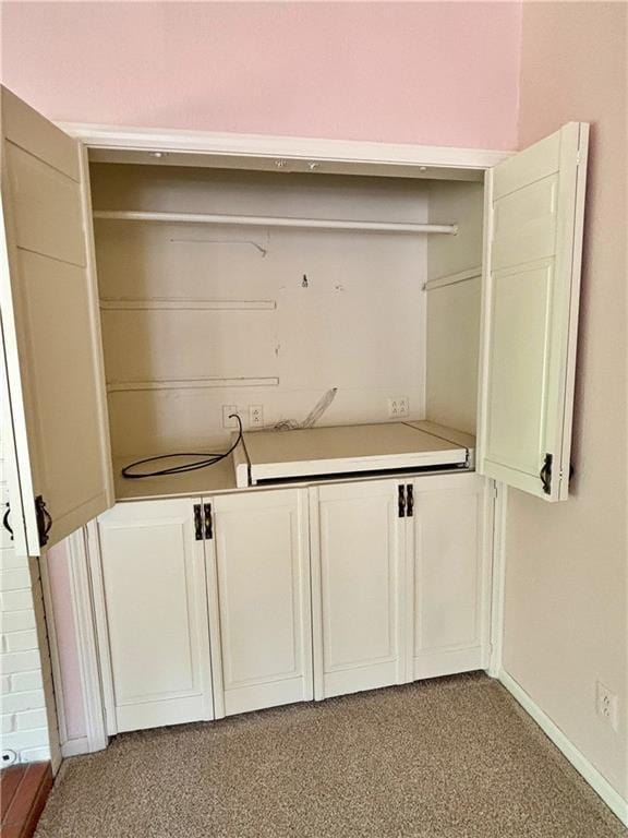 610 S Woodland St, Pittsburg, KS 66762 - clothes washing area featuring light carpet