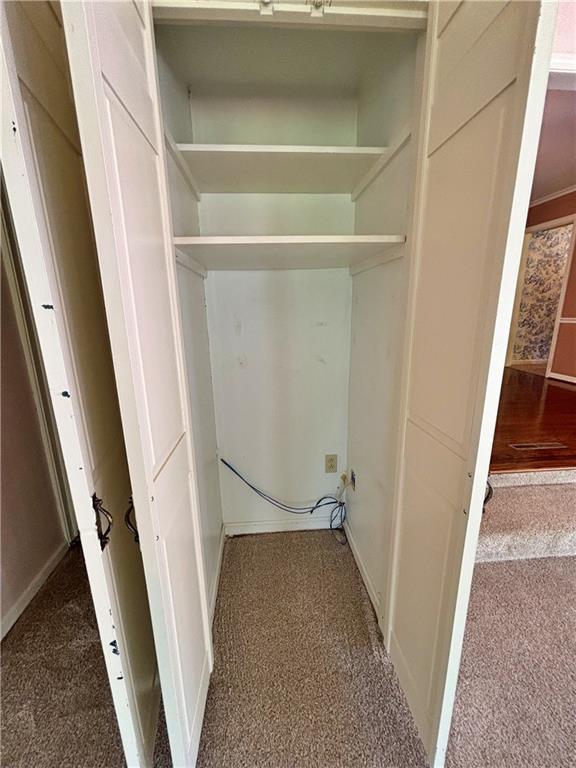 610 S Woodland St, Pittsburg, KS 66762 - laundry area featuring carpet and baseboards