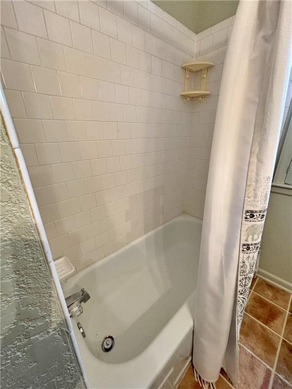 610 S Woodland St, Pittsburg, KS 66762 - bathroom featuring tile patterned floors and shower / bath combo