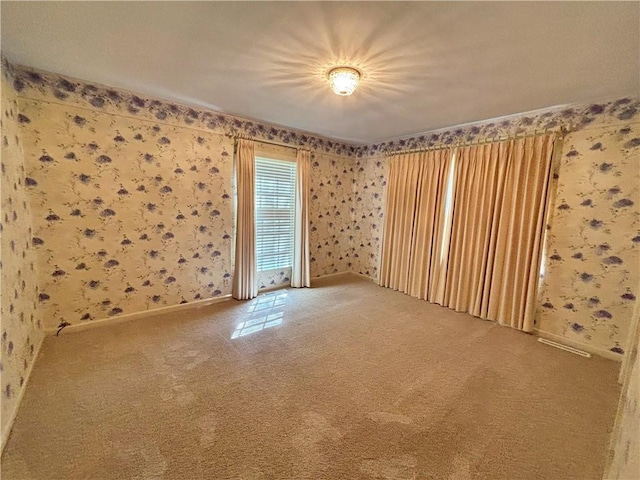 610 S Woodland St, Pittsburg, KS 66762 - carpeted empty room with wallpapered walls and baseboards