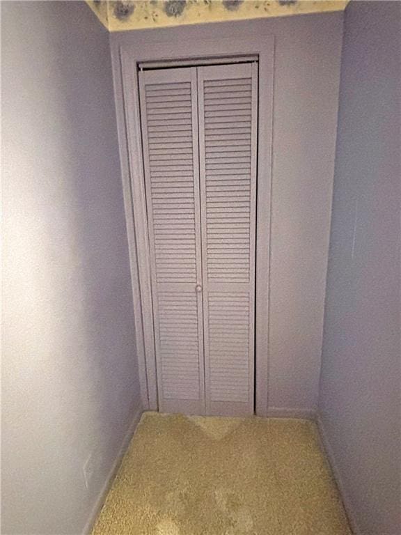 610 S Woodland St, Pittsburg, KS 66762 - detailed view of carpet flooring and baseboards