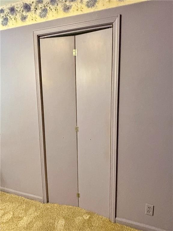 610 S Woodland St, Pittsburg, KS 66762 - detailed view of carpet and baseboards