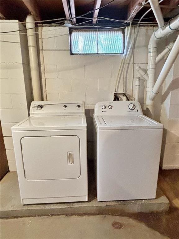 610 S Woodland St, Pittsburg, KS 66762 - laundry room with washing machine and clothes dryer