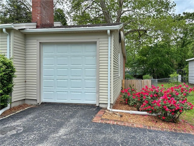 610 S Woodland St, Pittsburg, KS 66762 - garage with fence and driveway