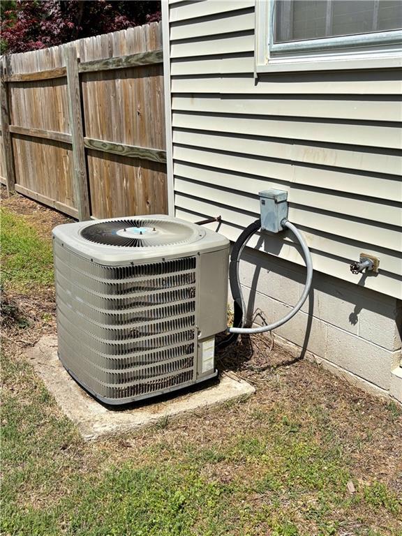 610 S Woodland St, Pittsburg, KS 66762 - exterior view of central air condition unit and fence