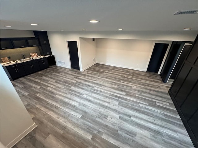 kitchen featuring visible vents, recessed lighting, dark cabinets, and tasteful backsplash