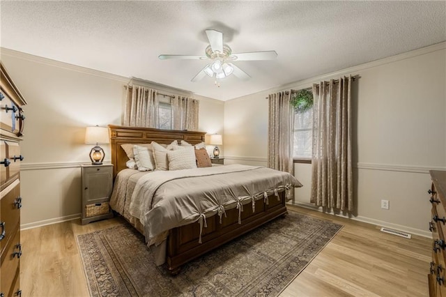 2931 N Washington St, Chillicothe, MO 64601 - bedroom with visible vents, a ceiling fan, baseboards, light wood-style flooring, and a textured ceiling