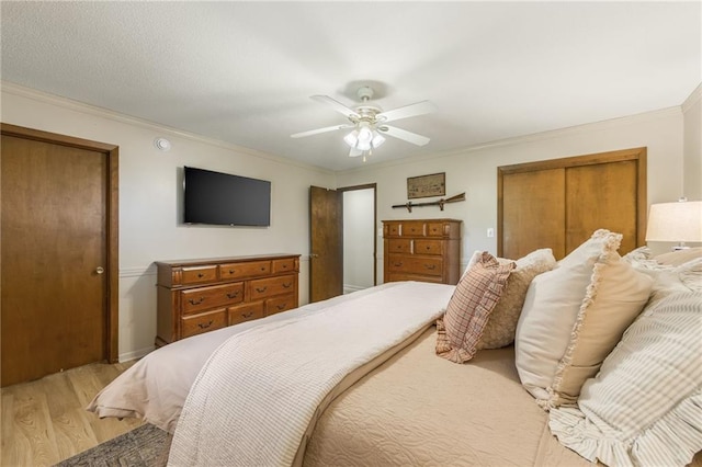 2931 N Washington St, Chillicothe, MO 64601 - bedroom featuring light wood finished floors, a ceiling fan, baseboards, and crown molding