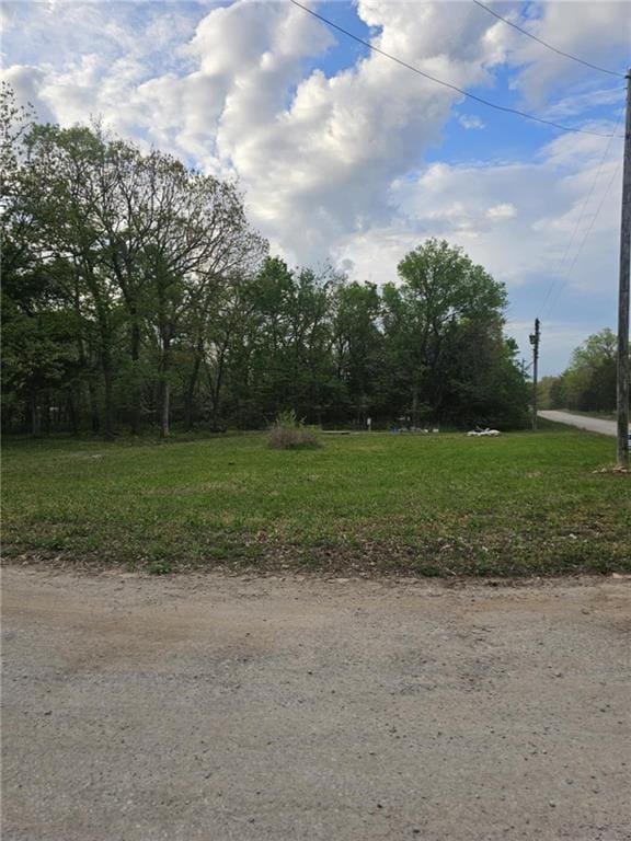 305 E Sugar Lake Dr, Mound City, KS 66055