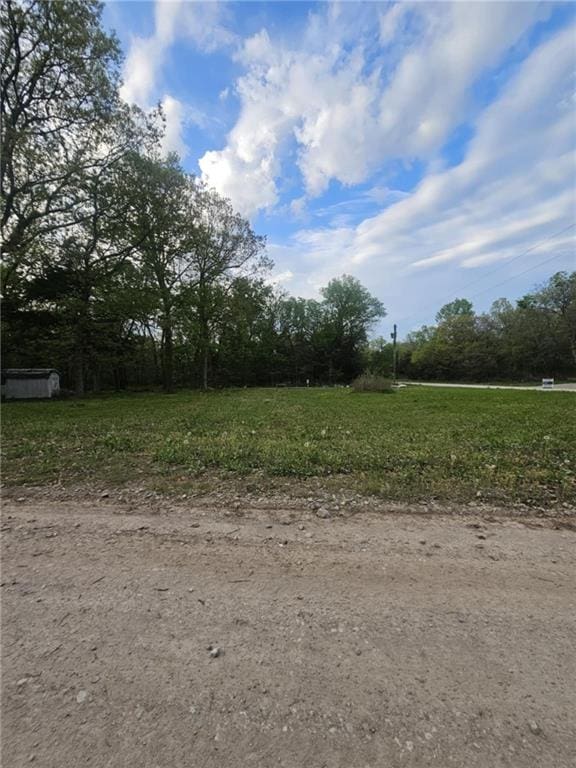 305 E Sugar Lake Dr, Mound City, KS 66055