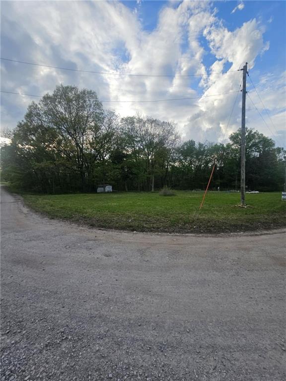 305 E Sugar Lake Dr, Mound City, KS 66055