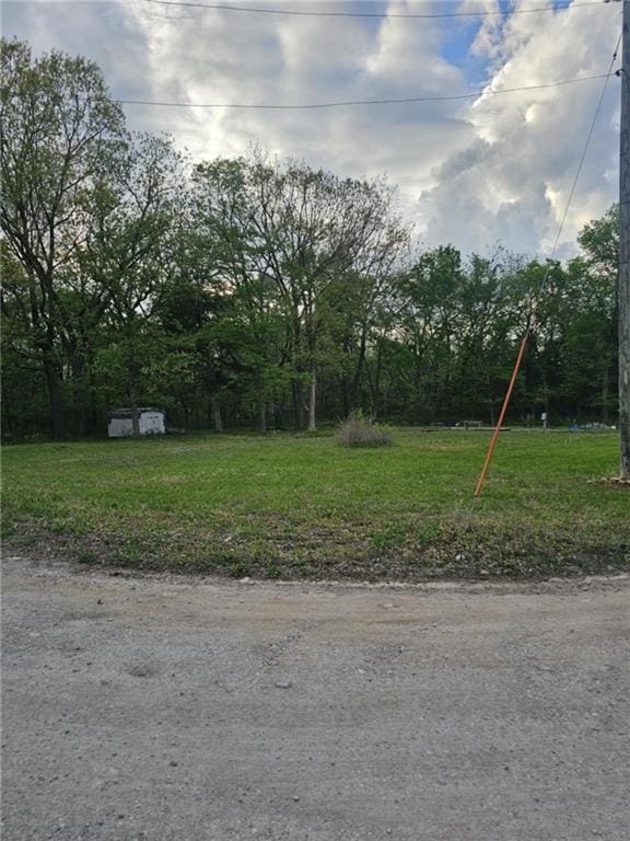305 E Sugar Lake Dr, Mound City, KS 66055