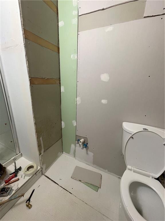 2000 S Overton Ave, Independence, MO 64052 - bathroom with toilet
