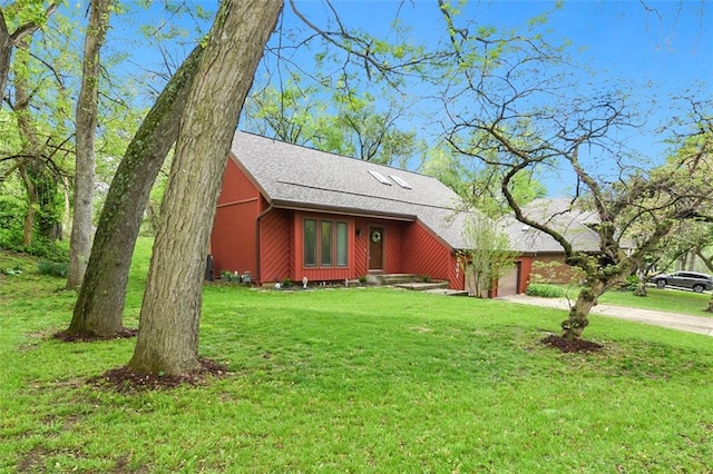 2501 Olde Creek Ct S, Leavenworth, KS 66048 - view of front of house featuring a shingled roof, a front lawn, driveway, and a garage