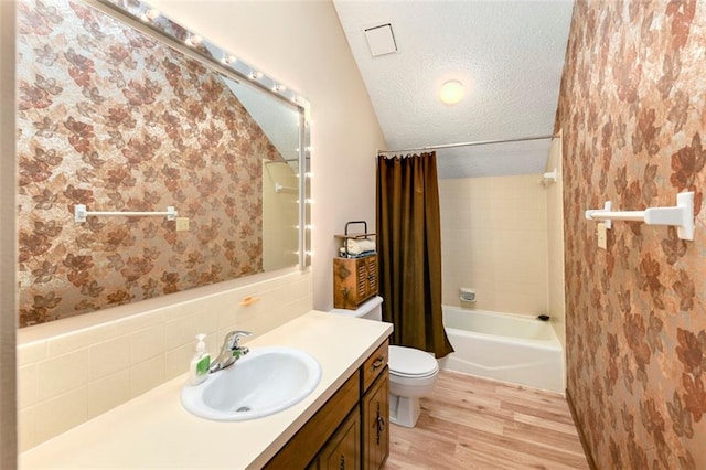 2501 Olde Creek Ct S, Leavenworth, KS 66048 - full bath featuring wood finished floors, vanity, a textured ceiling, shower / bath combo with shower curtain, and lofted ceiling