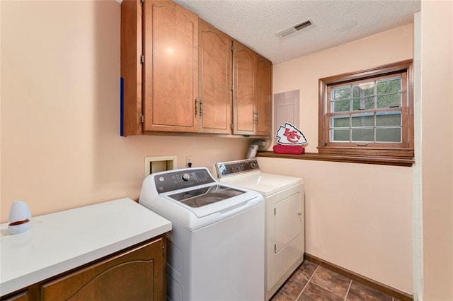 2501 Olde Creek Ct S, Leavenworth, KS 66048 - laundry room featuring cabinet space, washing machine and dryer, and a textured ceiling