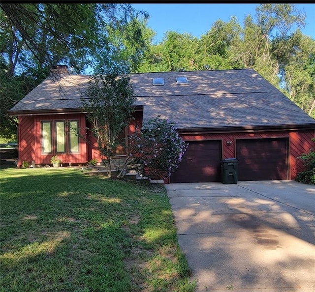 2501 Olde Creek Ct S, Leavenworth, KS 66048 - view of front of home with a shingled roof, concrete driveway, a front yard, and a garage