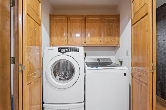 laundry room featuring cabinet space and washing machine and dryer