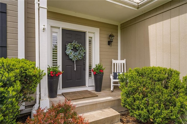 entrance to property featuring covered porch