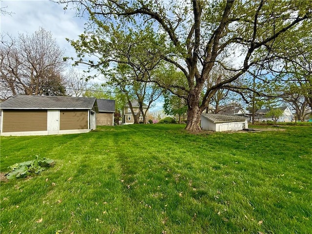 1420 N Mulberry St, Maryville, MO 64468 - view of grassy yard with an outdoor structure