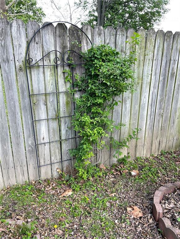 802 Cherry St, Lamar, MO 64759 - details featuring fence