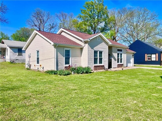 428 W Sycamore St, Nevada, MO 64772 - single story home with a front lawn and a garage