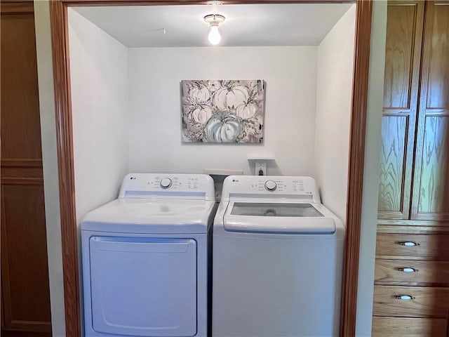 428 W Sycamore St, Nevada, MO 64772 - laundry area featuring washer and clothes dryer