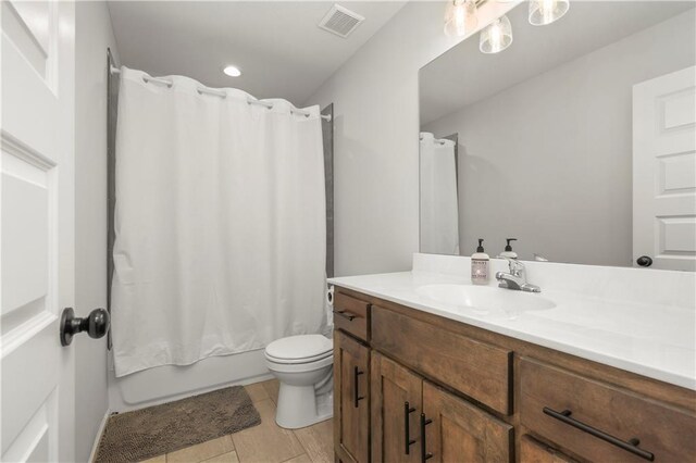 full bathroom with toilet, vanity, visible vents, tile patterned flooring, and shower / tub combo